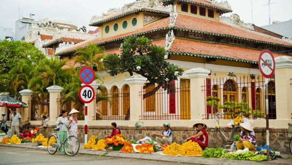 A market is set up on a street sidewalk in Vietnam.