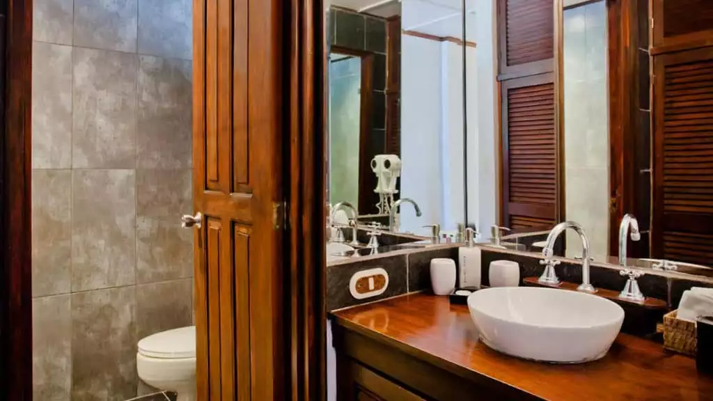 Forest View Downstairs Room Bathroom at Monteverde Lodge

