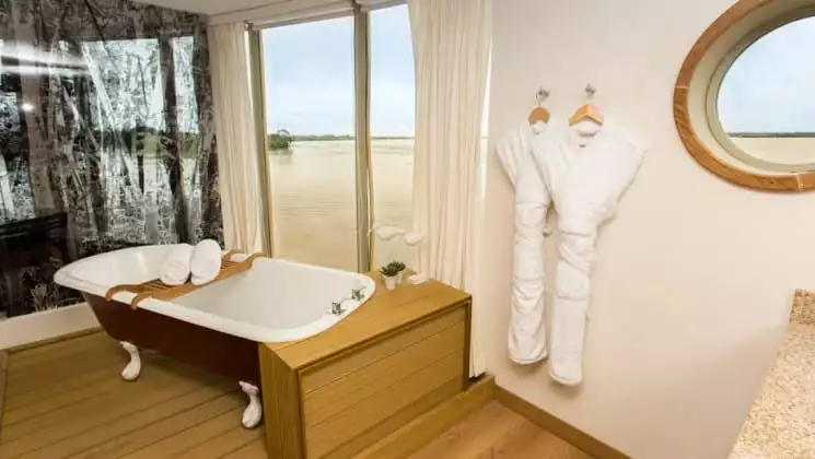 Owner's Suite Bathroom aboard Delfin III
