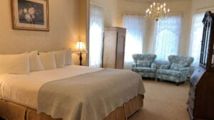 A queen guest room at the Best Western Grandma's Feather Bed Hotel in Juneau, Alaska