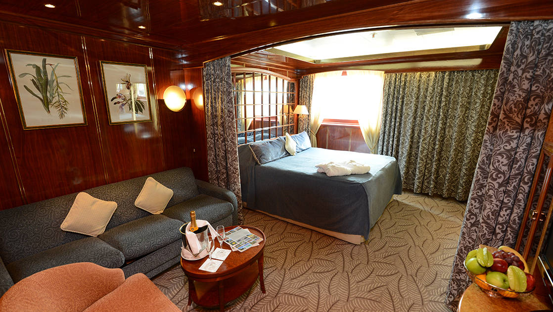 Island Sky Triple Suite with double bed, couch and living room and large window