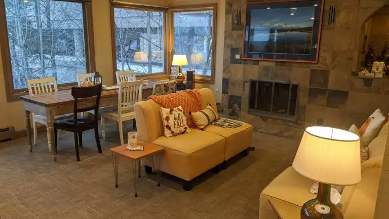 small Hotel lobby with a fireplace, a couch, a dining table and chairs