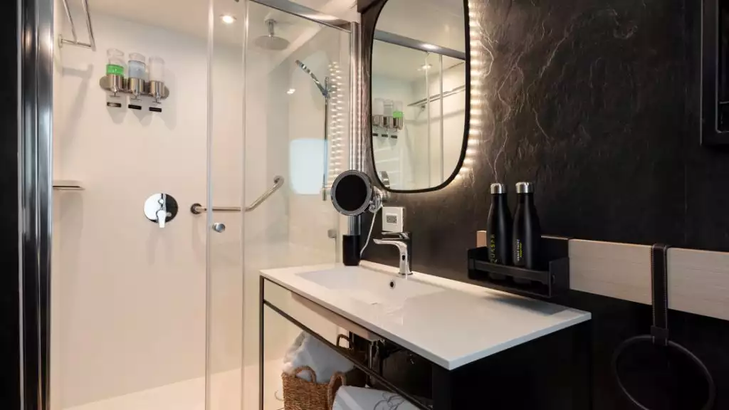 Grace Kelly Suite Bathroom aboard the Grace