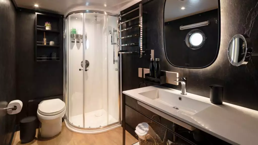 Twin Suite Bathroom aboard the Grace
