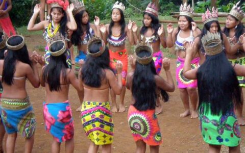 women dancing in colorful native garments on the panama discovery land tour