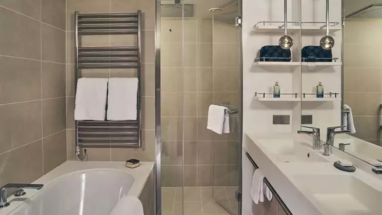 Category 6 Junior Suite Bathroom