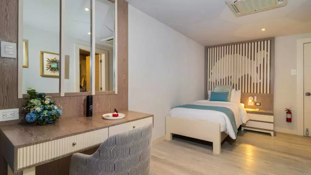 Single Cabin with a single twin aboard Elite
