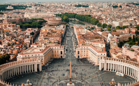 An overlook of the the Vatican city and the rest of Rome on a bright sunny day.