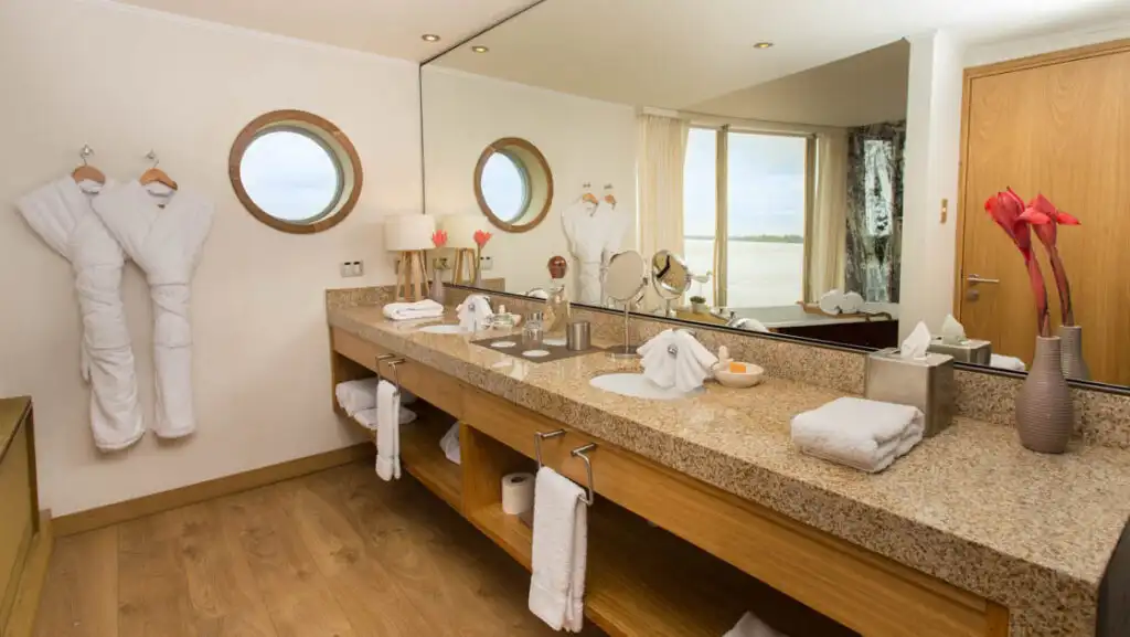Andes Suite bathroom aboard Delfin III: Lindblad