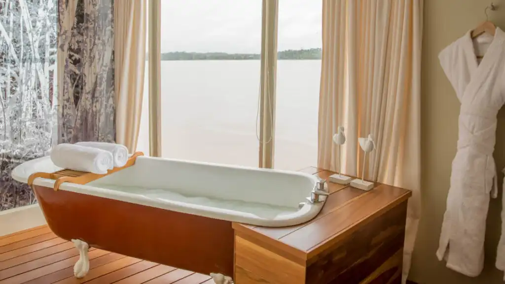 Andes Suite bathroom aboard Delfin III: Lindblad