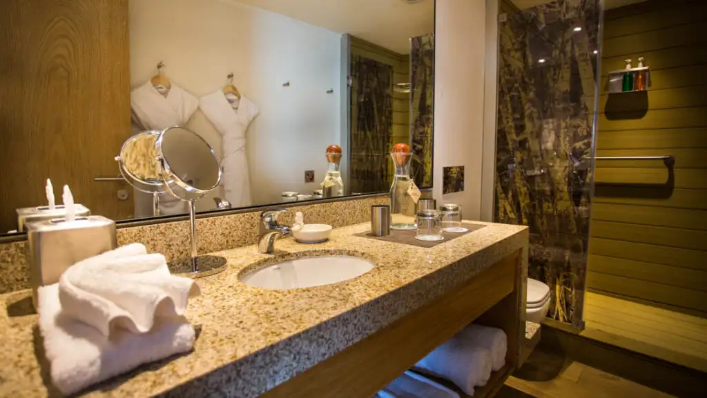 Upper Suite bathroom aboard Delfin III: Lindblad