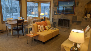 small Hotel lobby with a fireplace, a couch, a dining table and chairs